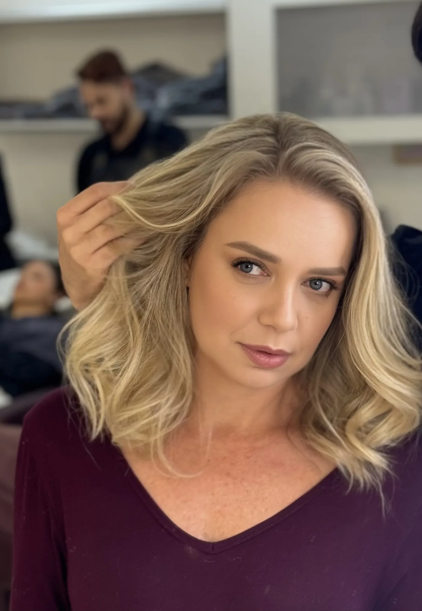 Cabelo loiro com luzes e acabamento natural realizado por Artur Magnani