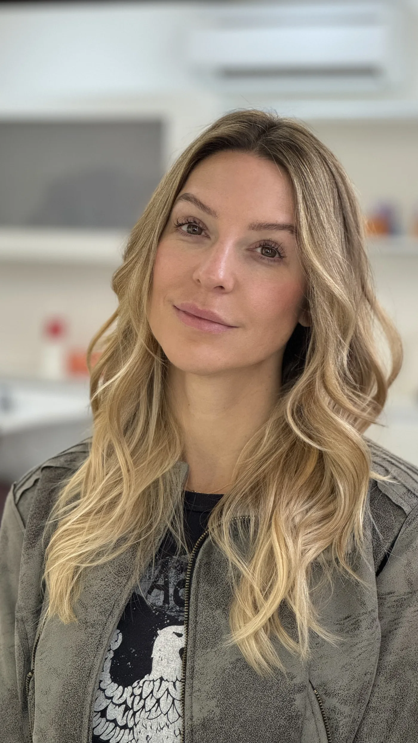 Luzes claras distribuídas em cabelo longo