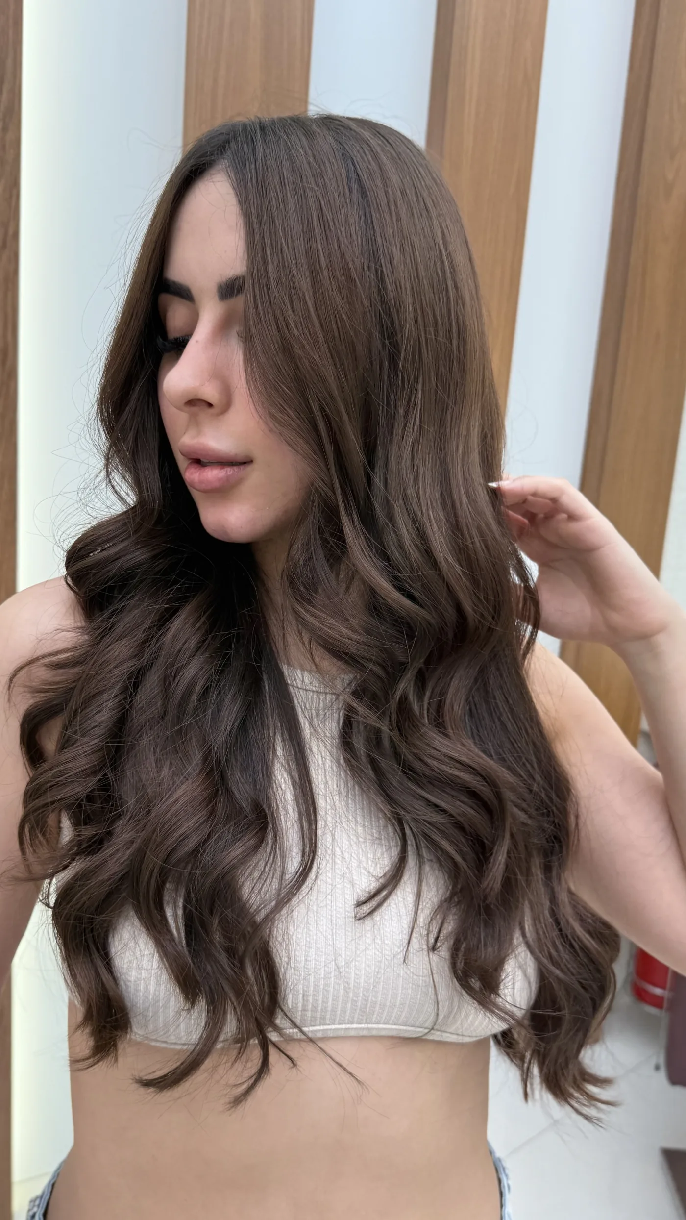 Cabelo longo após corte em camadas e tratamento