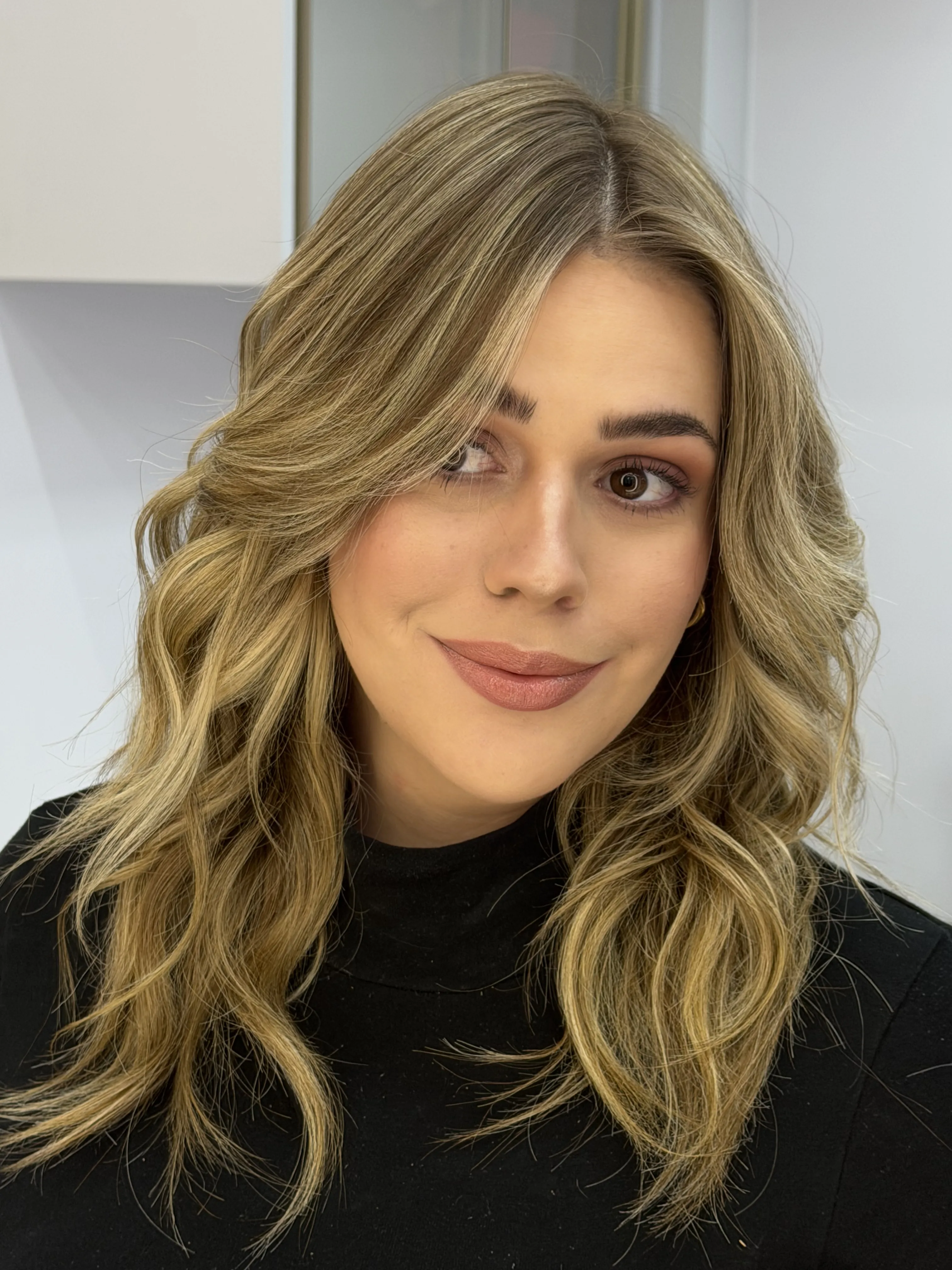 Cabelo loiro com tonalidade natural e acabamento iluminado